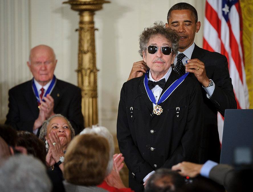 President_Barack_Obama_presents_American_musician_Bob_Dylan_with_a_Medal_of_Freedom