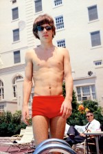 Mick Jagger aan het zwembad (1964)